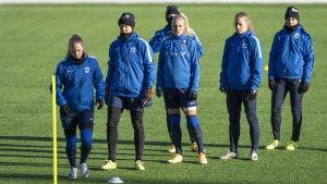 Emma Koivisto går modigt mot strömmen och tränar med shorts. Damlandslagsspelare i kö.