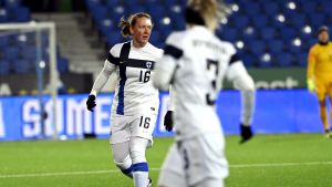 Anna Westerlund har redan spelat i två EM-turneringar – 2009 och 2013. Anna Westerlund har bollen och ett plåster i pannan
