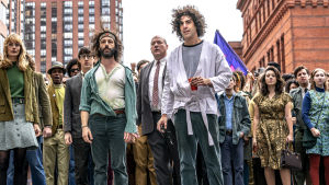 Något annat än Borat. Sasha Baron Cohen är nominerad för sin roll i The Trial of the Chicago 7. Deomnstranter strax innan bråket i filmen The Trial of the Chicago 7.