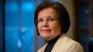 Riksdagens generalsekreterare Maija-Leena Paavola säger att lagen om begränsningar i rörelsefriheten kunde börja gälla tidigast 12 april. Riksdagens generalsekreterare Maija-Leena Paavola i närbild.