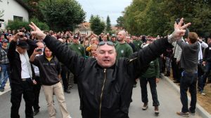 Anhängare till nynazistiska LSNS då de försökte riva romers bostäder i sydöstra Slovakien i september 2012 Anhängare till nynazistiska LSNS då de försökte riva romers bostäder i sydöstra Slovakien i september 2012