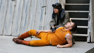 Joonas Vartiainen som tigern Shere Khan bossar runt sin medhjälpare, schakalen Tabaqui (Magnus Engström). Shere Khan (Joonas Vartiainen) och Tabaqui (Magnus Engström) på Lurens sommarteater.