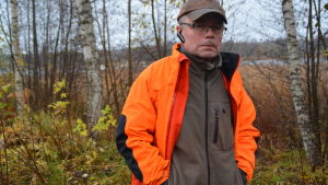 Carl-Johan Jansson är stadens skogsbruksingenjör. Han ställer sig negativ både till en möjlig försäljning och till fredningsplanerna. Carl-Johan Jansson står vid Jägarbackens småbåtshamn.