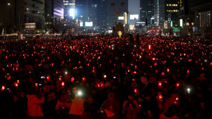 Miljoner sydkoreaner deltog i landsomfattande demonstrationer där man krävde att Park Geun-Hye avsätts. Den här kvällsdemonstrationen hölls i i början av mars i Seoul Mijoner sydkoreaner deltog i landsomfattande demonstrationer där man krävde att Park Geun-Hye avsätts. Den här kvällsdemonstrationen hölls i i början av mars i Seoul