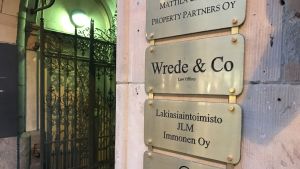 R. Kenneth Wrede har varit ordförande för nymanska stiftelserna och haft advokatbyrå i Helsingfors. Skylt med texten Wrede&co