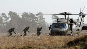 Försvarsmakterna för Sverige och Finland övar flera gånger per år tillsammans, och har gjort planer för gemensamma operationer vid behov. Soldater springer till en helikopter.