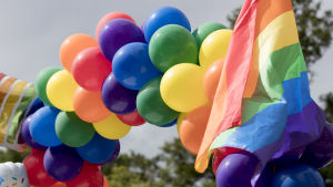 Alex Westerlund deltog i Stockholm Pride den här sommaren. Färggranna ballonger och flaggor under Stockholm Pride 2017.