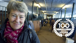 Kyra Kyrklund, Brunakärr i Helsingfors 2012, med logo för Finlands 100 största idrottsögonblick.
