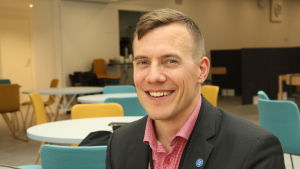 “Vi behöver mera mänskor som vill byta till bättre betalda och mera krävande jobb”, säger Juha Vuorenkoski på Akava. Vesa Vuorenkoski är jurist på Centralorganisationen för högutbildade i Finland Akava.