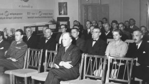 UKV-sändaren invigs den 1 oktober 1954. På första raden från vänster överste C.G. Palmgren och direktör Ragnar Ölander. På andra raden från höger Werner E. Nordström, Gunvor Nordström, Robert Borenius, Onni Toivonen, kommunalrådet Ruben Nyberg från Karis landskommun samt kommunalrådet K-W Holmström från Ekenäs landskommun. Uppklädda personer sitter på stolrader.