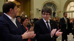 Carles Puigdemont, Kataloniens regionpresident. Kataloniens vice president Oriol Junqueras och president Carles Puigdemont applåderar efter undertecknandet av självständighetsdeklarationen.