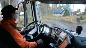 Det 24 meter långa ekipaget ska baxas rätt också på små och krokiga skogsvägar. Virkesförare bakom ratten.
