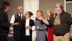 På bilden från vänster Christian Holmström, Robin Sundberg, Marie Rosenberg, Danielle Engström, Gita Nylund och Tom Pallas. AV-teaterns pjäs Skvaller.