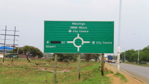 Flygplatsen brukade heta Harare International airport, men Robert Mugabe namngav den efter sig själv i början av november mitt i maktkampen mellan Grace Mugabe och Emmerson Mnangagwa Flygplatsen brukade heta Harare International airport, men Robert Mugabe namngav fältet efter sig själv i början av november mitt i maktkampen mellan Grace Mugabe och Emmerson Mnangagwa