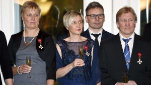 Några av dem som hedrades: Satu Mäkelä-Nummela (t.v.), Marjut Rolig, Janne Lahtela och Pertti Ukkola. Satu Mäkelä-Nummela, Marjut Rolig, Janne Lahtela och Pertti Ukkola får sina ordenstecken.