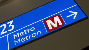 I och med västmetron förändras bussarnas rutter och de kör inte längre till och från Kampen som förut. Lähikuva Metron logosta