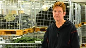 Inga Hurmerinta ansvarar för rustförrådet vid Nylands brigad. kvinna i lagerutrymme