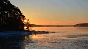 Kunde den nya vandringsleden locka folk till skärgården alla tider på året? En soluppgång över en blank is i skärgården