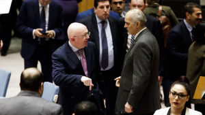 Rysslands FN-ambassadör Vassilij Nebenzea (till vänster) talar med Syriens FN-ambassadör Bashar al-Ja'afari den 23 februari då säkerhetsrådet försökte enas om en resolution om vapenvila i Syrien.