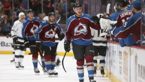 Colorados förstalina har fått fira mål gång på gång igen. Mikko Rantanen firar mål.