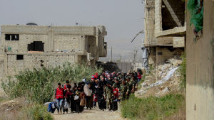 De första civila som evakuerades från Douma eskorterades av syriska hjälparbetare och soldater