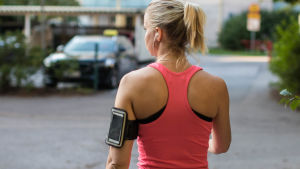 Promenader och utomhusträning har blivit populärare. En person som promenerar till musik.