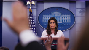 Trump har inte ändrat åsikt om Iran-avtalet, sade pressekreterare Sarah Huckabee Sanders inför mötet. Vita husets pressekreterare Sarah Huckabee Sanders under en presskonferens i Vita huset.