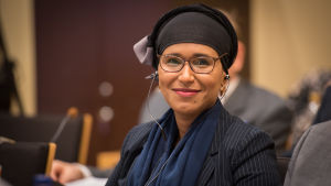 Ramieza Mahdi vill påverka samhället hon lever i. kvinna med hårduk och hörlurar ler mot kameran