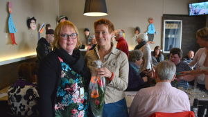 Petra Kaske och Tiina Kolehmainen på vernissage. Petra Kaske och Tiina Kolehmainen
