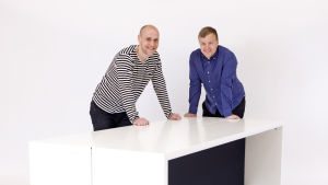 Dine Renfors och Johan Backas, två av företaget Tablebeds ägare. Bäddbordet som kombinerar säng och matbord.