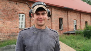 Christer Jägerskiöld. Christer Jägerskiöld stående framför en tegelladugård.