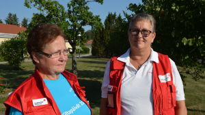 Monica Hellberg och Susanne Piekkala är två av Röda korsets frivilliga som hjälper de drabbade som förlorat sina hem i branden. Monica Hellberg och Susanne Piekkala.
