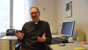 De sociala restriktionerna känns väldigt konstiga för en församling, säger Rune Lindblom, tf. kyrkoherde i Korsholms svenska församling. Kyrkoherde Rune Lindblom vid sitt skrivbord.