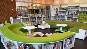 Inne i den splitternya Månsasgården finns bland annat ett bibliotek. Månsas bibliotek.