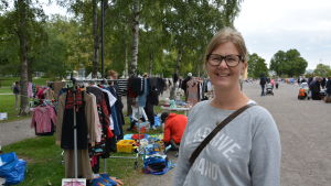 Jessica Pettersson hittade en väska men inte blomkrukor. Jessica Petterson står i Kuppisparken vid loppisbord.