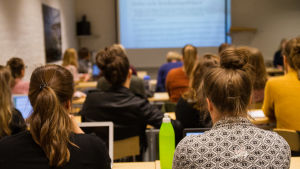 Institutet för hälsa och välfärd, THL, rekommenderar att det ska finnas en psykolog per 600-800 elever. Många skolpsykologer i Korsholm har ansvar för över 1000 elever. Studeranden i ett klassrum