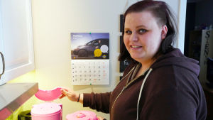 För Jenny Renqvist var det viktigt att skapa sig ett eget hem även om hon var sjukskriven. Jenny Renqvist kokar kaffe.
