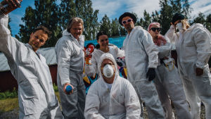 Satulinnaan kokoontuneista artisteista on nähty Ellinooran, Lauri Ylösen ja Anne Mattilan päivät. Pyhimyksen jälkeen kuluvalla kaudella on vielä tiedossa Evelinan, Tuure Kilpeläisen ja Pepe Willbergin jaksot. Vain elämää -ohjelman yhdeksännen kauden esiintyjät poseeraavat valkoisissa maalausasuissa.