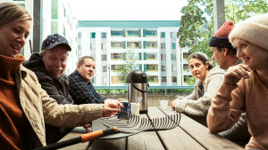 Ensemblen i autentisk höghusmiljö. Fr.v. Pihla Penttinen, Juha Kukkonen, Santtu Karvonen, Minna Suuronen, Robin Svartström och Ella Mettänen. Ensemblen bakom 9 hyvää syytä elää fotograferad i förortsmiljö.