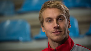 Erik Riska är lagkapten för ishockeylaget Vasa Sport. Ung man tittar in i kameran