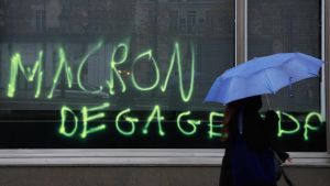Stick, Macron, har någon sprejat på ett parisiskt skyltfönster i helgen Dagen efter de gula västarnas demonstration i Paris i november 2018