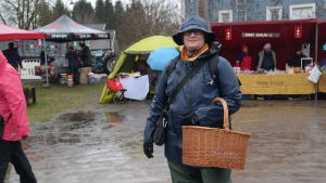 Anna Johnsson på julmarknad Anna Johnsson i regnkläder från topp till tå på julmarknaden i Pargas