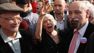 Aleksejeva demonstrerade inte alltid med helt okontroversiella personer: 2010 marscherade hon i Moskva med radikala Bolsjevikpartiets ordförande Eduard Limonov (t.v.). Ljudmila Aleksejeva och Bolsjevikpartiets Eduard Limonov (t.v.) marscherade i Moskva 2010.