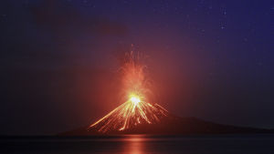 Ordovicium var en tid av kraftig vulkanisk aktivitet, vilket ledde till höga halter av koldioxid i atmosfären. Vulkanen Krakatau sprutar ut lava.
