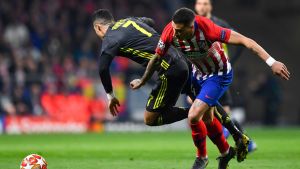 José Maria Gimenez och resten av Atleticos försvarslinje gjorde livet surt för Cristiano Ronaldo. Cristiano Ronaldo i närkamp med José Maria Gimenez.