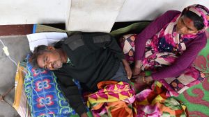 En manlig patient tillsammans med hans fru i sjukhuset i Golaghat på lördagen. En manlig patient tillsammans med hans fru i sjukhuset i Golaghat på lördagen.