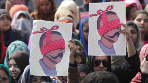 Pakistanska demonstranter ropade anti-indiska slagord och höll upp tecknade bilder på den tillfångatagna indiska piloten under en demonstration i Lahore på torsdagen 28.2. Pakistanska demonstranter ropade anti-indiska slagord och höll upp tecknade bilder på den tillfångatagna indiska piloten under en demonstration i Lahore på torsdagen 28.2.