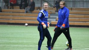 Lotta Rosenström (i bild) kämpar om speltid mot ett av lagets nyförvärv, Anna Koivunen. Målvakten Lotta Rosenström på HJK:s träningar.
