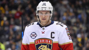 Aleksander Barkov under ett spelavbrott i en av Floridas NHL-matcher.