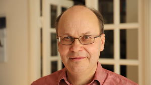 Företagaren och nationalekonomen Roger Wessman säger att det låga priset innebär en överföring av pengar från oljeproducenterna till konsumenternas plånbok. Roger Wessman